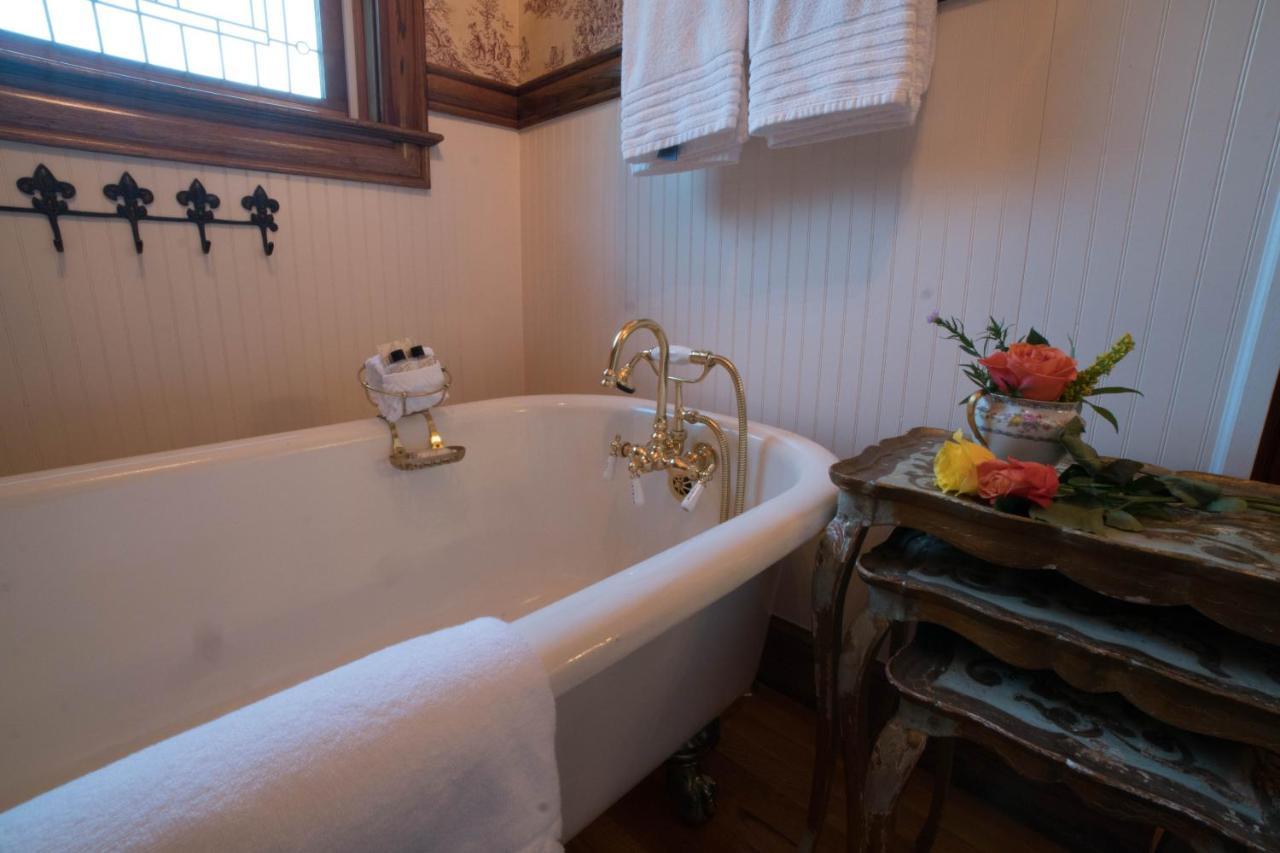 The Victoria Bed & Breakfast Bentonville Ngoại thất bức ảnh